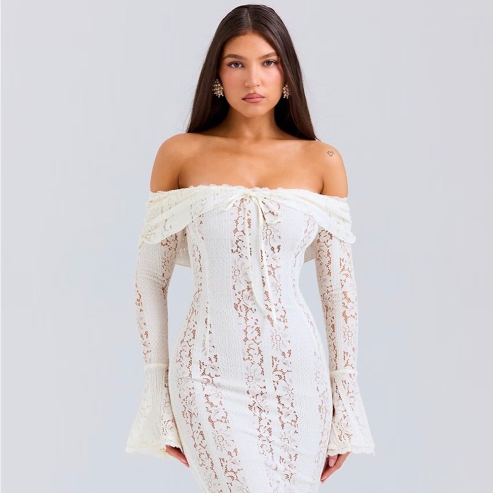 MAXI LACE LONG SLEEVE OPEN SHOULDER DRESS.